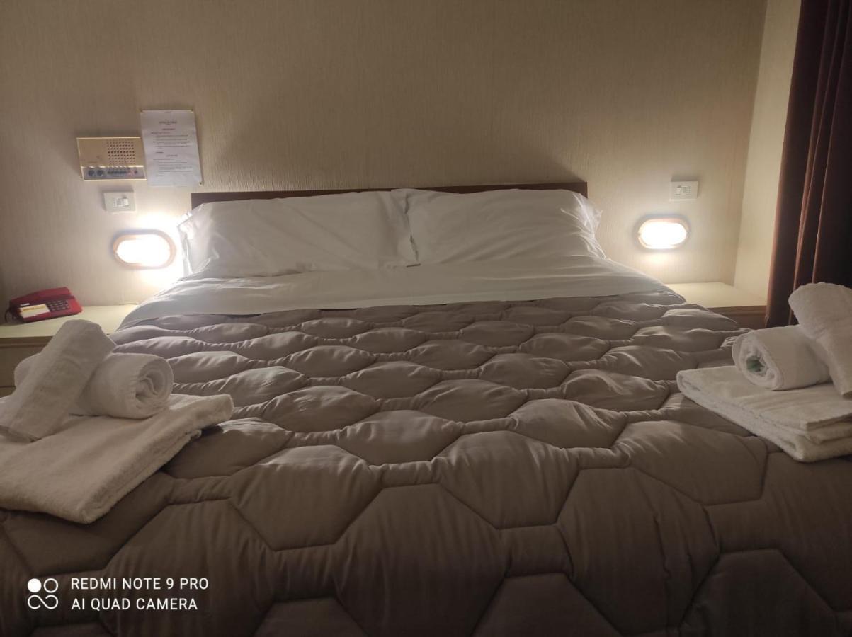 Hotel Centrale Chiusi Luaran gambar