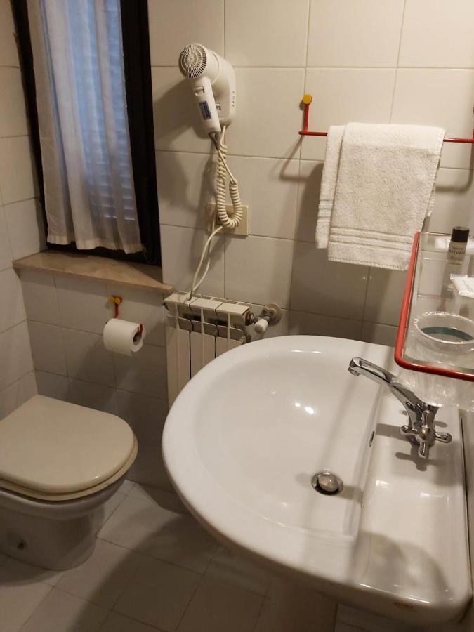 Hotel Centrale Chiusi Luaran gambar