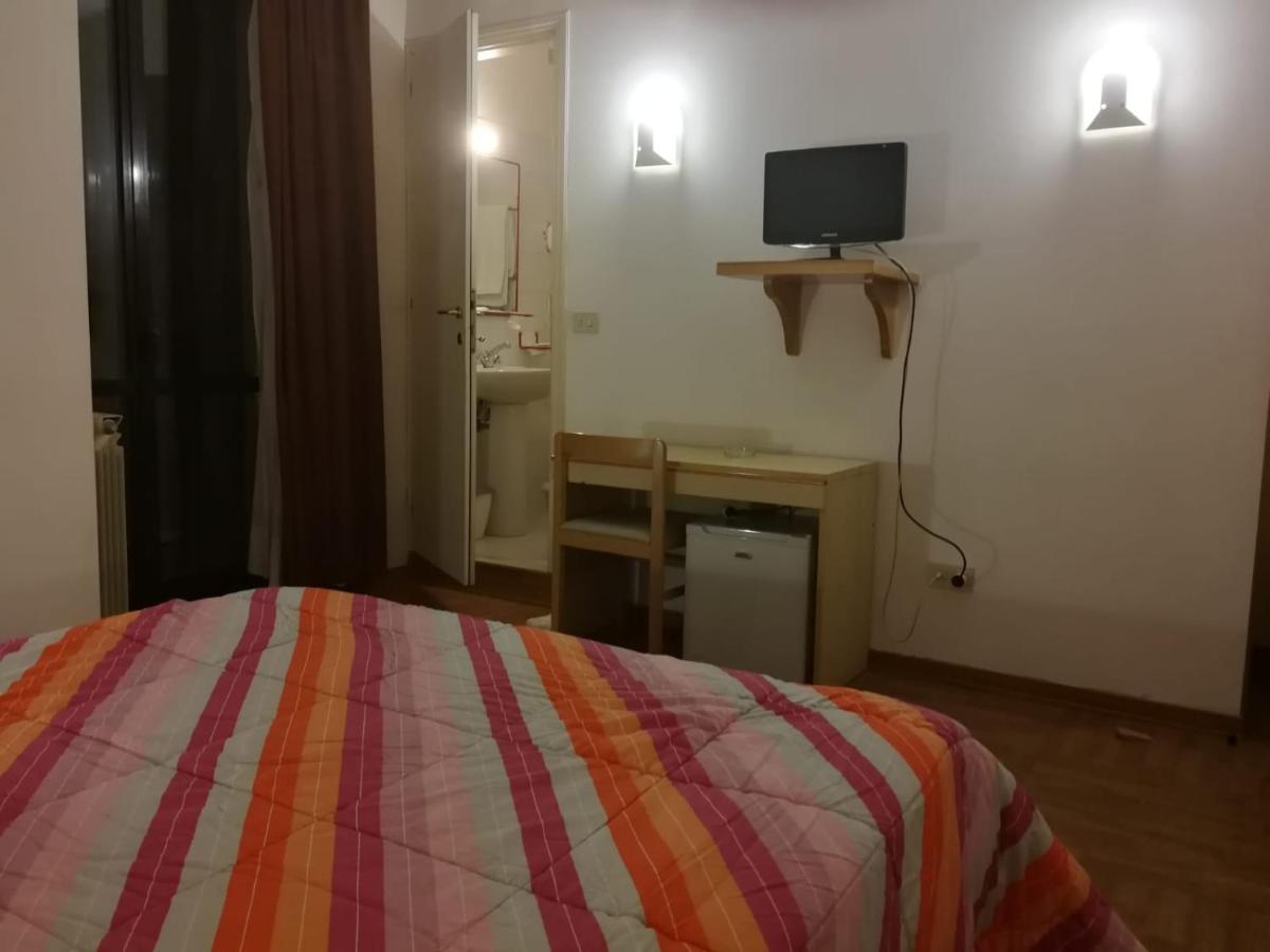 Hotel Centrale Chiusi Luaran gambar