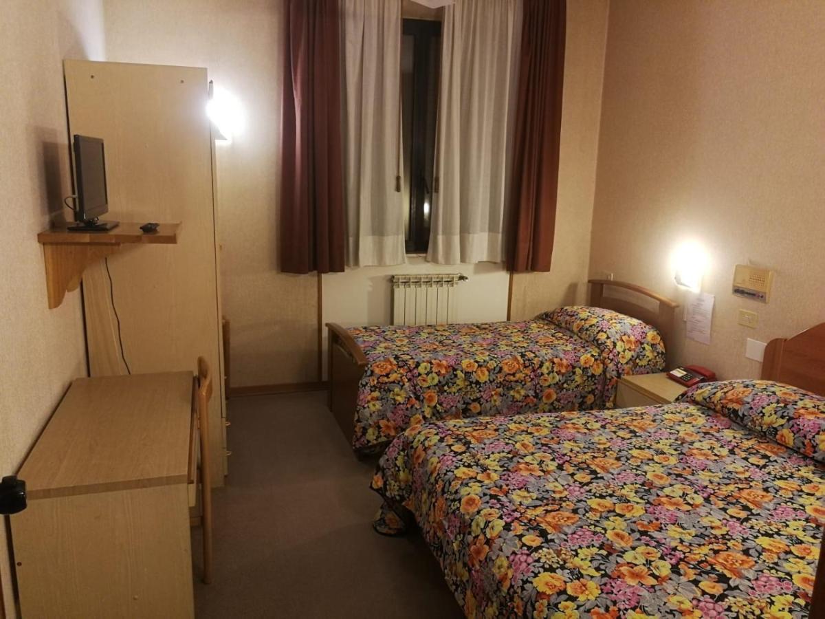 Hotel Centrale Chiusi Luaran gambar